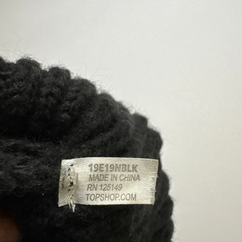 Topshop Black Ribbed‎ Knit Beanie Faux Fur Pom Pom Winter Hat 19E19NBLK